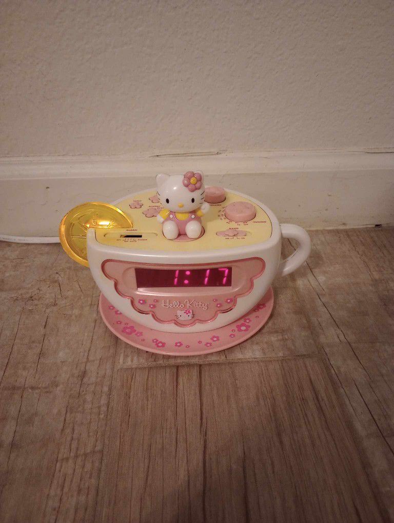 Vintage HELLO KITTY Teacup alarm clock with lemon light.