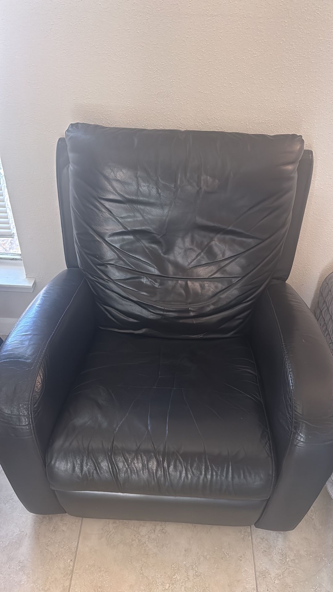 Black Leather Recliner Chair – Used
