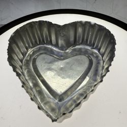 (1) Vintage Fluted Aluminum Heart Mold for Jello, Ice, Chocolate, Pate, Candles, Bundt, 1960's. As-is. 