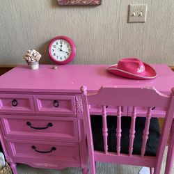 Cute Pink desk!