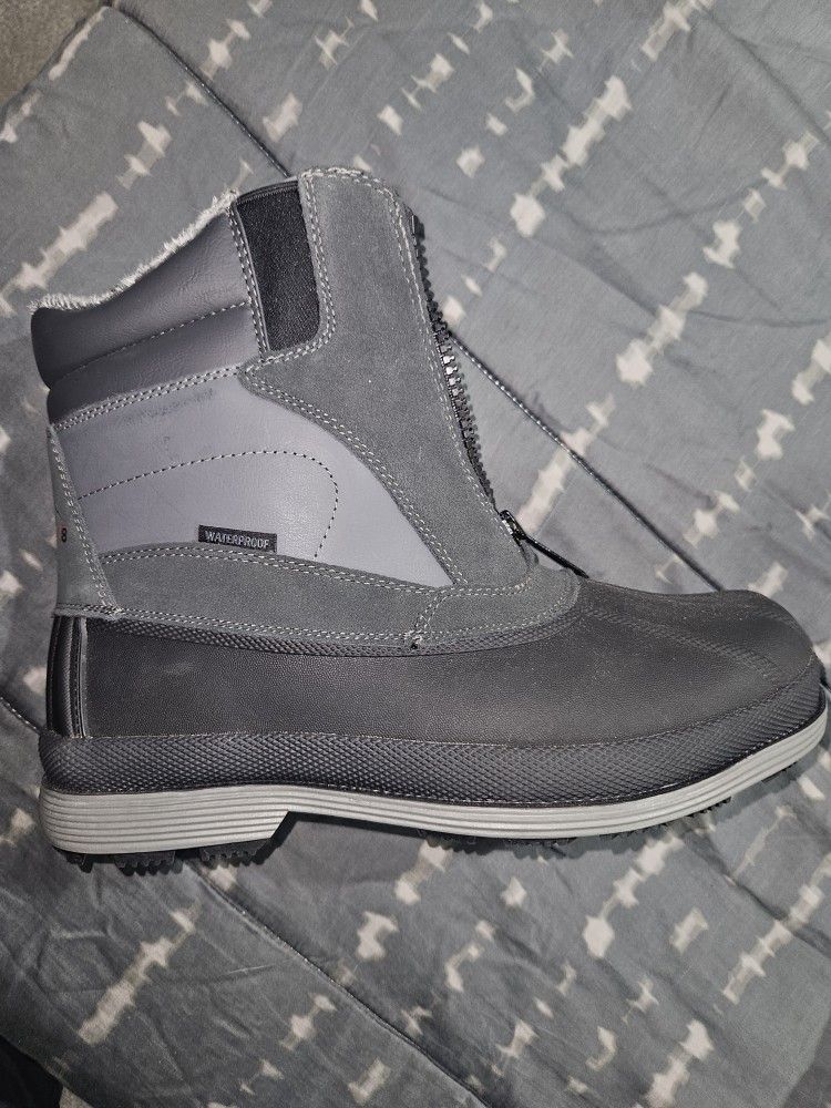 New Snow Boots Mens Size 11wide 