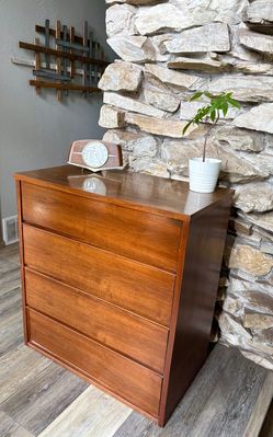 Vintage MidCentury Modern Dresser (dimensions in posting)