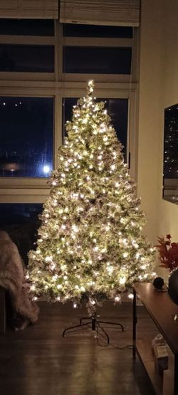 6ft Snow Flocked Pre-lit Christmas Tree with  Warm White Lights, 820 Lush Branch Tips