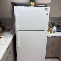 GE 21.9 cu. ft. Top Freezer Refrigerator (white) 