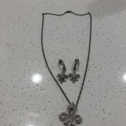 Helzberg White Gold And Diamonds Necklace And Earrings