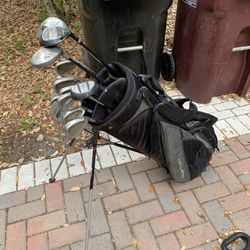 Mens right handed golf club set.  Full set and golf bag