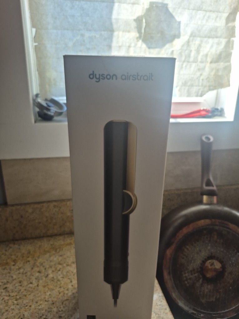 Dyson Airstrait