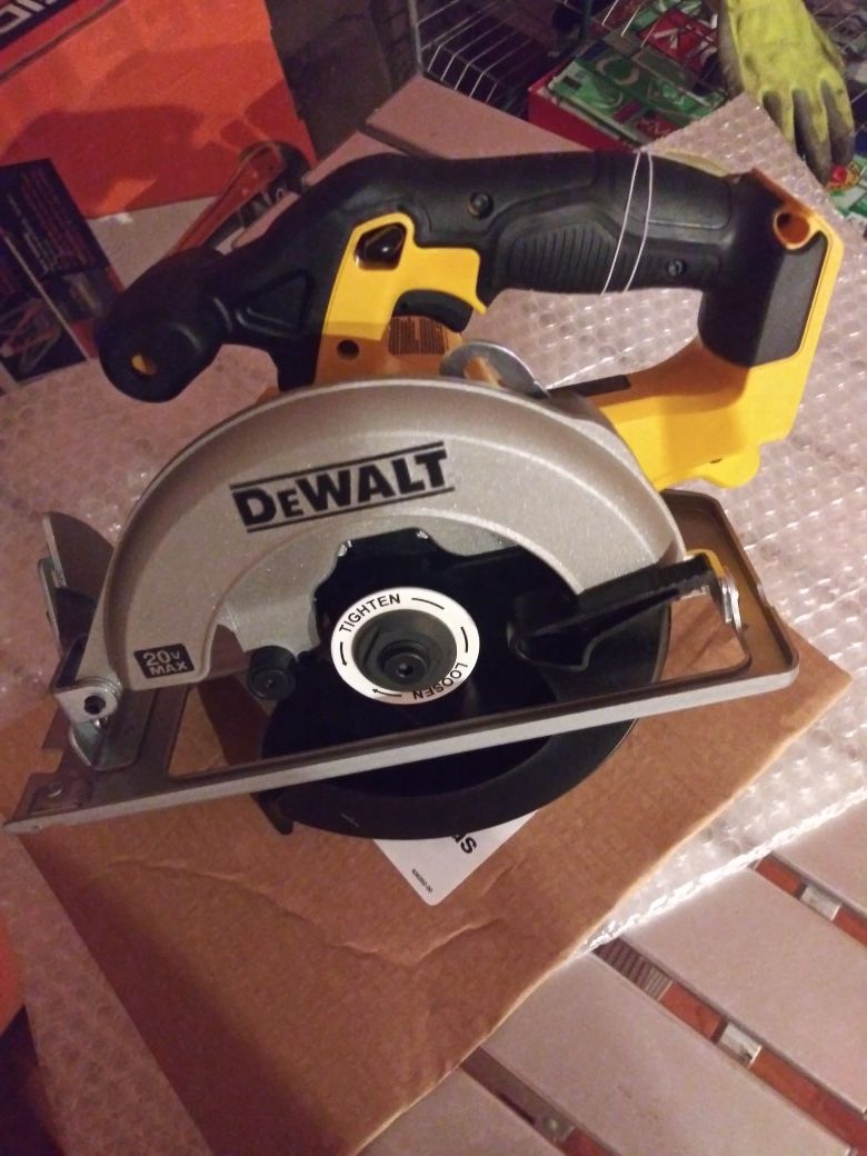 20 v. Circular saw dewalt