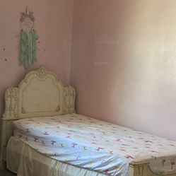 Vintage Girls Bed Twin XL Bedframe, Box Spring And Clean Mattress