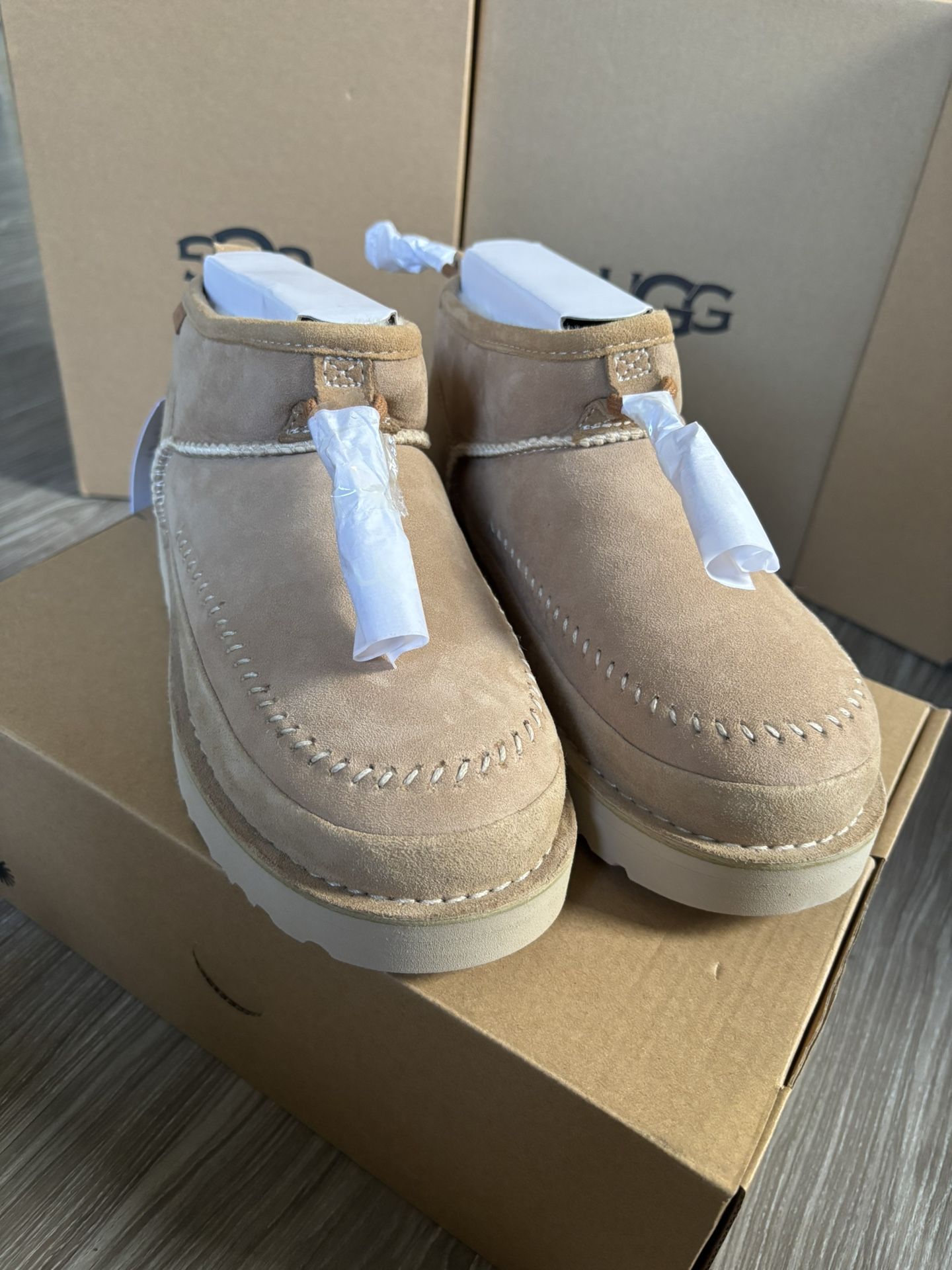 New UGG Bots Size 6/7