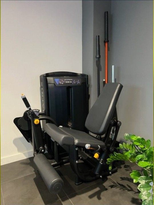 Matrix ultra leg extension commercial gym equipment exercise fitness weight machine
