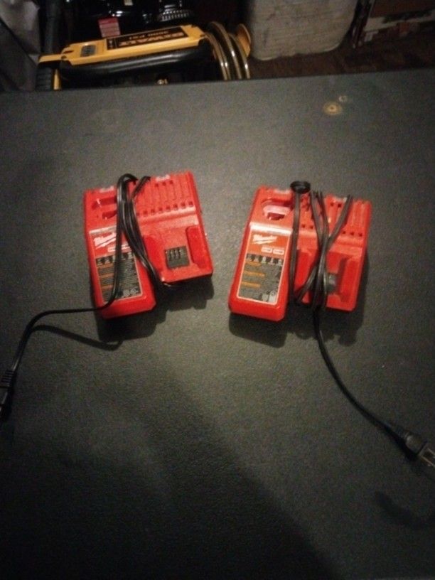 Milwaukee charger (2)