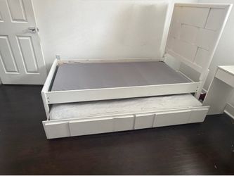 Twin bed with trundle bed under/ cama pequeña con otra debajo