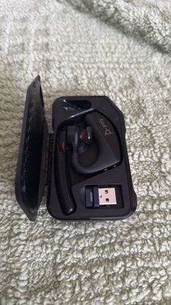 Plantronics - Voyager 5200 UC (Poly) - Bluetooth Single-Ear (Monaural) Headset - USB-A Compatible to connect to your PC and/or Mac - Works with Teams,