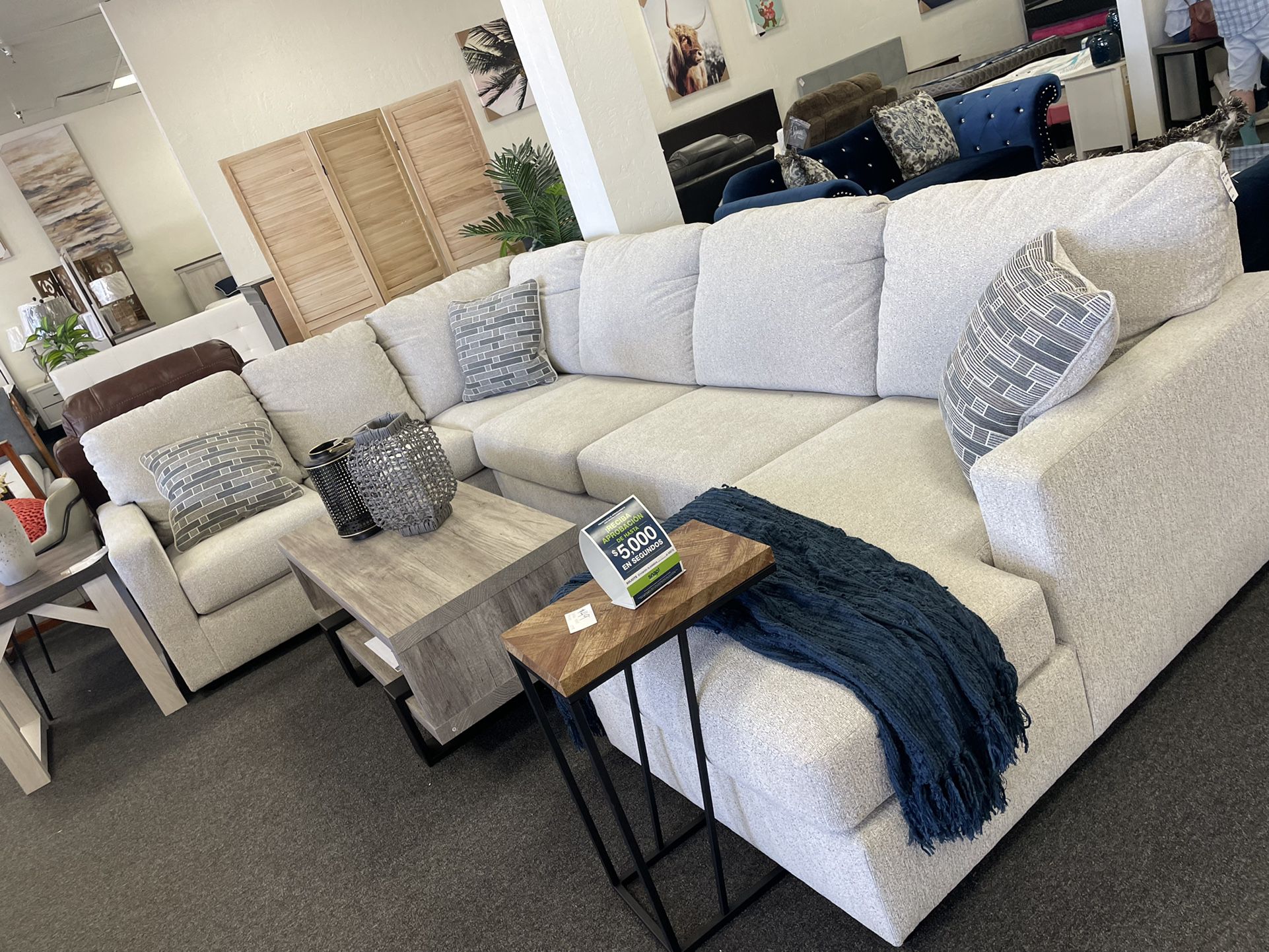 Sectional Sofa With chaise 