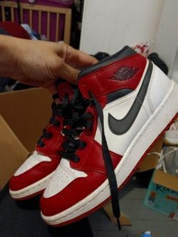 image shows the Nike Air Jordan 1 Mid GS "Chicago" (White Heel
