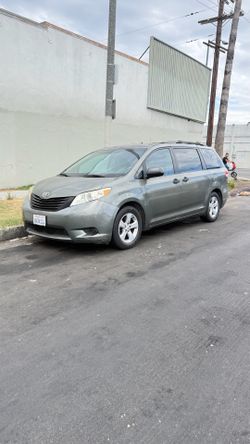 Toyota Sienna 2011