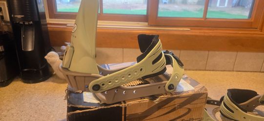 Limited snowboard bindings
