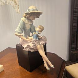 LLADRO DEBBY & Her Doll
