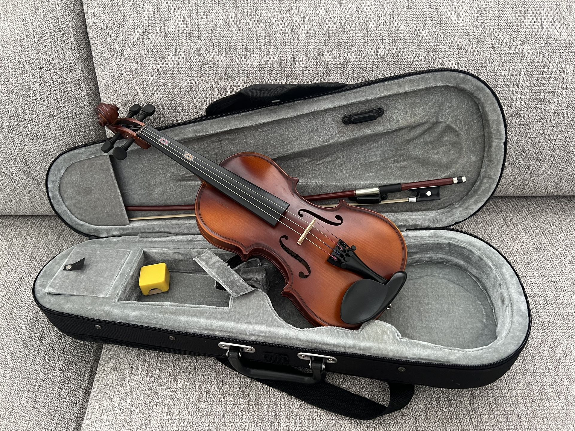 Mendini by Cecilio MV 300 -1/8 size violin with case, good condition