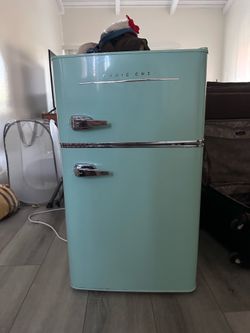 Magic Chef Mini Retro Fridge/Freezer