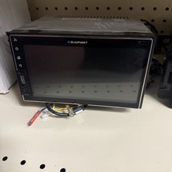 2 different touch screen car stario