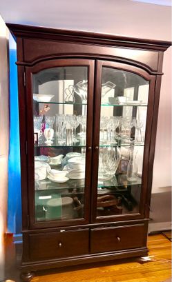 Dish / China cabinet with optional light