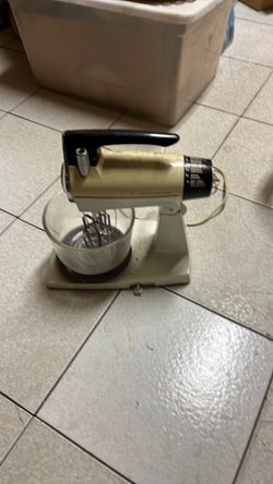 Sunbeam mixer with only the small bowl.