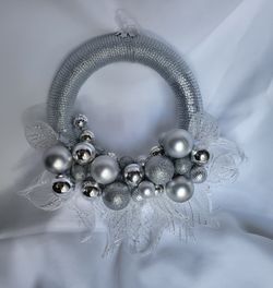  CHRISTMAS WREATH 10" Round