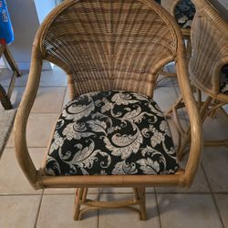 4 Wicker Chairs With Pattern 