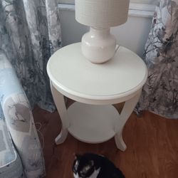 Round End Table - Like New