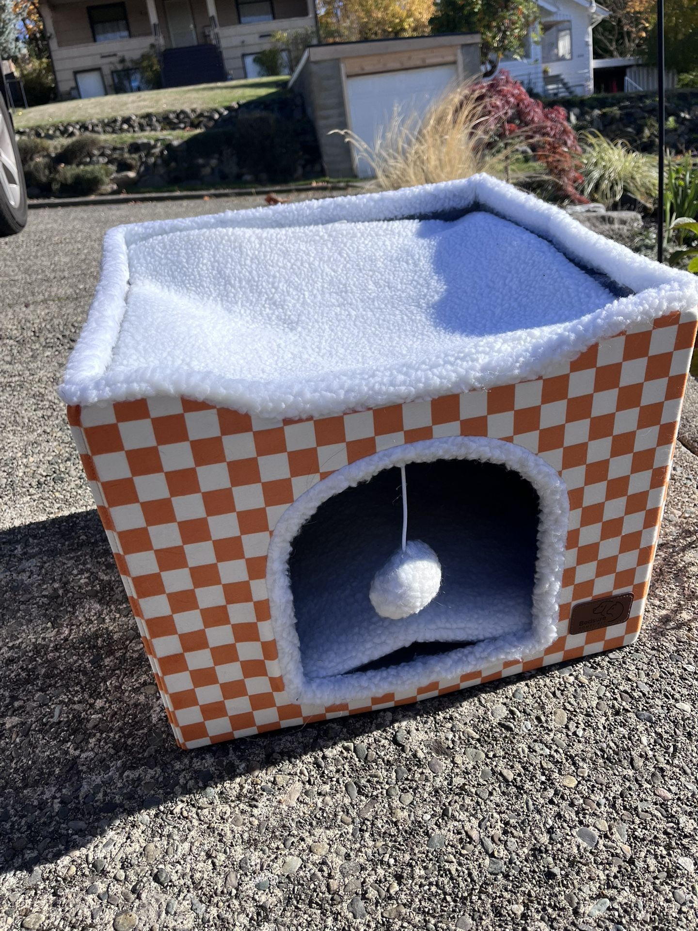 Like new, 2 Level Cat House