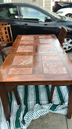 Dining room table / Chairs