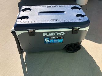 Igloo MaxCold Latitude 90 Roller Cooler