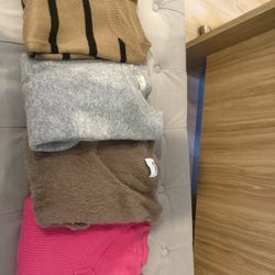 4 Pk Womens Sweaters $20