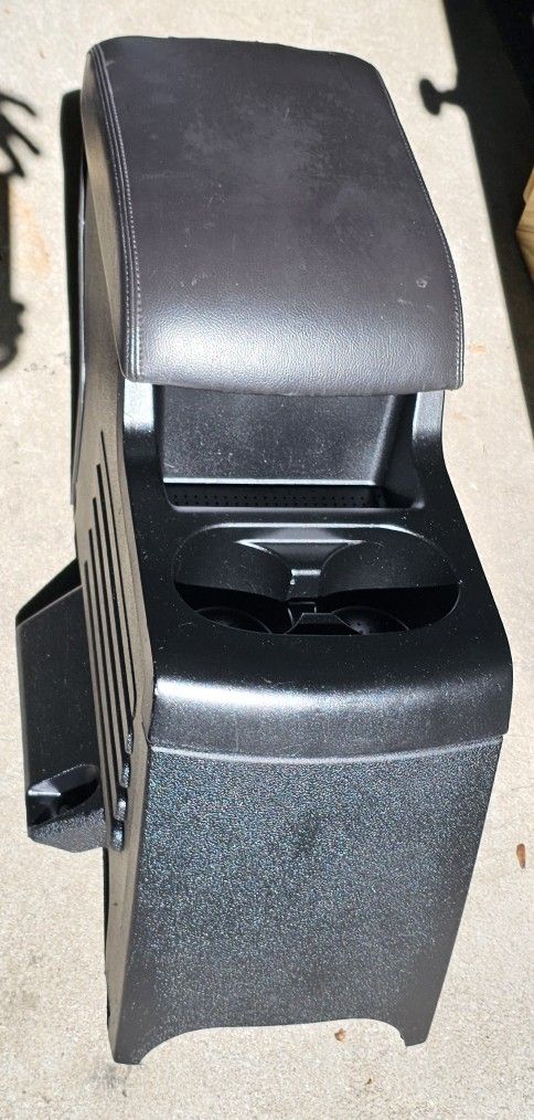 2nd Row Center Console 2011-2019 Ford Explorer WIFE WANTS IT OUT OF THE HOUSE. PRICE CUT IN HALF TO MOVE QUICKLY!