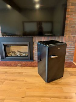 Black Comfee Retro Series Mini Fridge 1.6cu.ft
