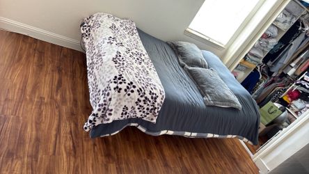 Adjustable bed - with remote (legs and back)