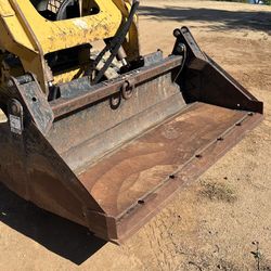 4-in-1 Skidsteer Bucket: John Deere