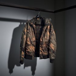 Men’s GUESS Camo Puffer Jacket – Size Medium