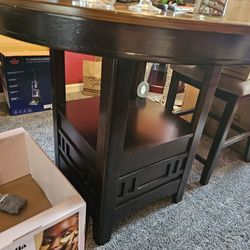 Dinner Table With 4 Matching Chairs