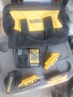 4 DEWALT BATTERYS 20V LITHIUM AND CHARGER INCLUDING BAG