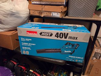 Makita XGT 40V Max Brushless Cordless Leaf Blower Kit (4.0Ah)