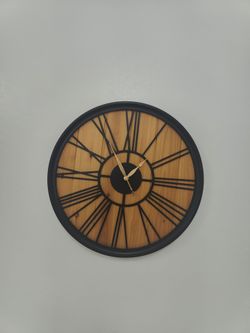 20"  wooden wall clock works great in very good condition asking $15 only