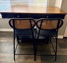 Island & 2 Stools