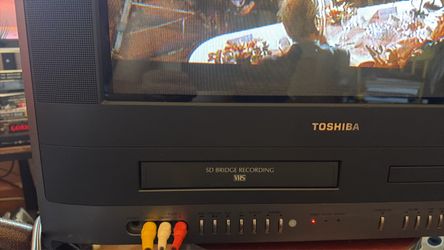 Toshiba tv 26”. Vhs+dvd combo tv.