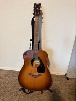 FG800 Yamaha (right handed) guitar