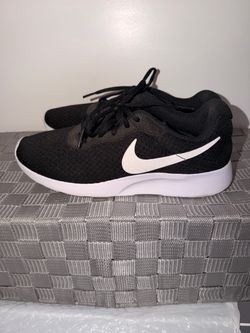 Nike Tanjun Women’s Black White Sneakers Size 8.5