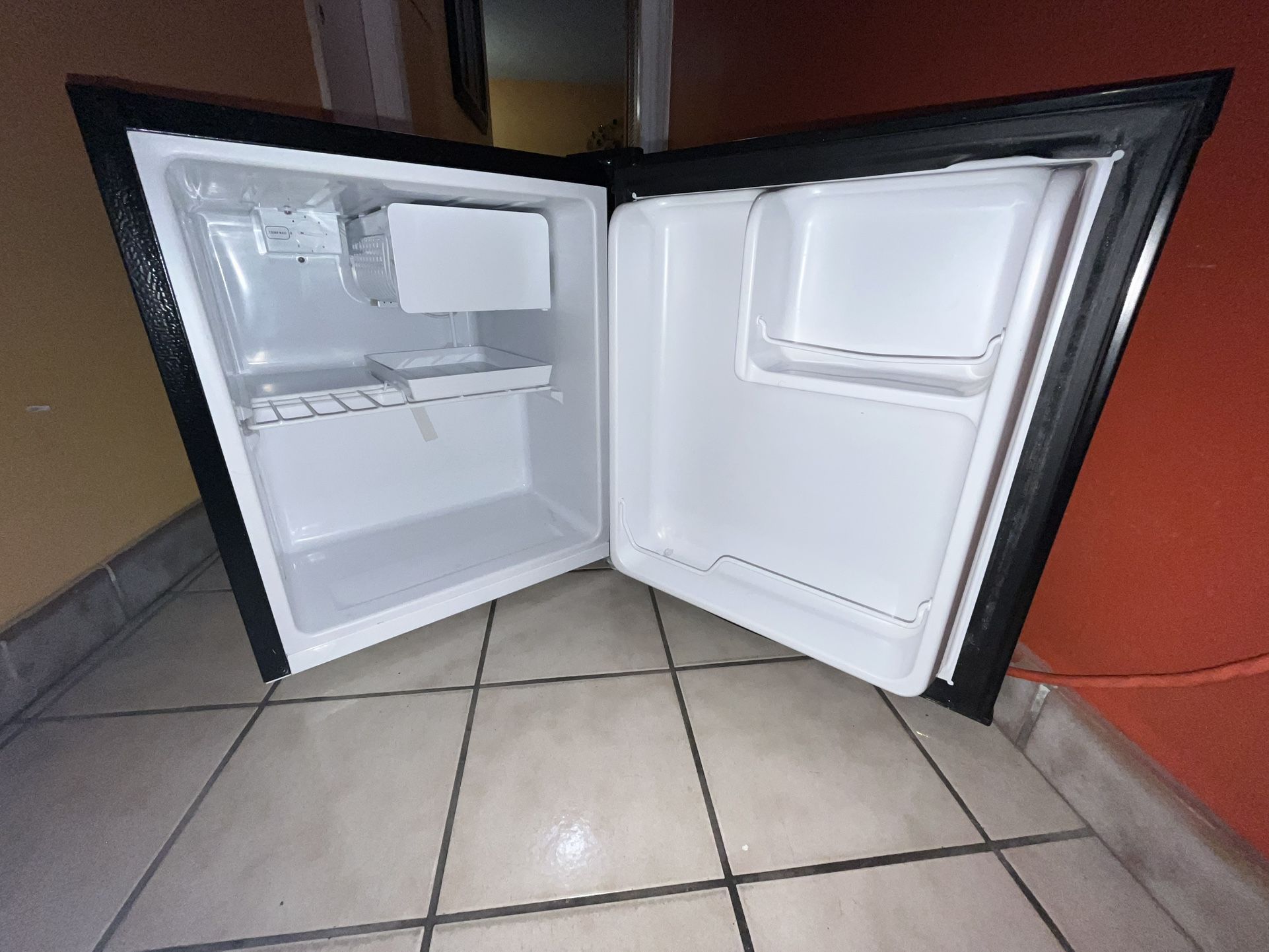 Nevera Hisense de 1.7 pies cúbicos. Excelentes condiciones. Totalmente funcional.