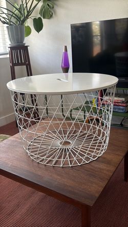 Round White Wire Storage Seat